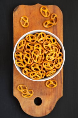 Siyah arka planda Gri Kasede Çıtır Kraker, üst manzara. Dümdüz, tepeden, yukarıdan. 