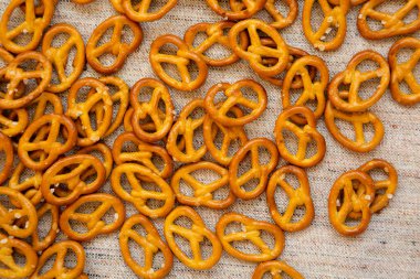 Üstü başı kraker kaplı çıtır kraker. Dümdüz, tepeden, yukarıdan.