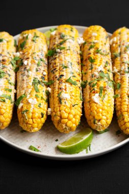 Ev yapımı Meksika Mısırı. Siyah bir plaka üzerinde, düşük açılı.. 