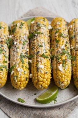Ev yapımı Elote Meksika Sokak Mısırı Tabakta, düşük açılı. 