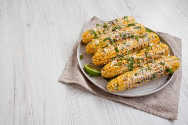 Tabakta ev yapımı Meksika sokak mısırı, yan manzara. Boşluğu kopyala.