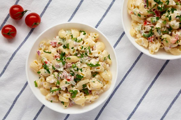 Ensalada Casera Macarrones Tazones Blancos Vista Superior Acostado Plano Arriba — Foto de Stock