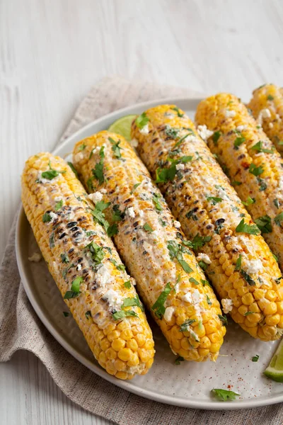 Ev yapımı Elote Meksika Sokak Mısırı Tabakta, yan manzara. 