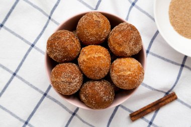 Ev yapımı kızarmış donut delikleri. Pembe bir klozetin içinde, üst tarafta. Dümdüz, tepeden, yukarıdan.