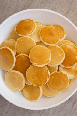 Beyaz kâse içinde ev yapımı Mini Krep Gevreği. Düz yatıyordu, üstten, yukarıdan.. 