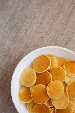 Beyaz kasede ev yapımı Mini Krep Gevreği, üst manzara. Dümdüz, tepeden, yukarıdan. Boşluğu kopyala.