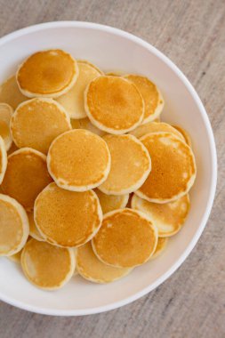 Beyaz kasede ev yapımı Mini Krep Gevreği, üst manzara. Dümdüz, tepeden, yukarıdan. 