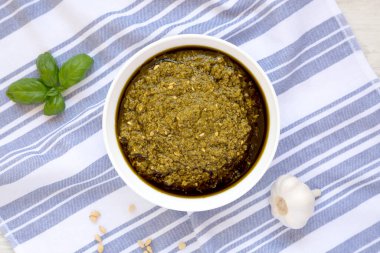 Ev yapımı Basil Pesto, parmesanlı ve çam fıstıklı. Düz yatıyordu, üstten, yukarıdan.. 