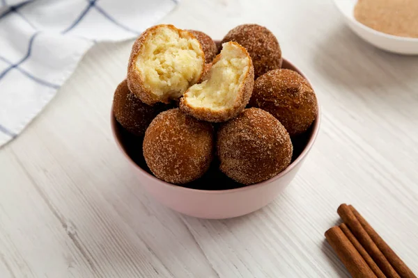 Σπιτικό Fried Donut Holes Ροζ Μπωλ Λευκό Ξύλινο Φόντο Πλαϊνή — Φωτογραφία Αρχείου