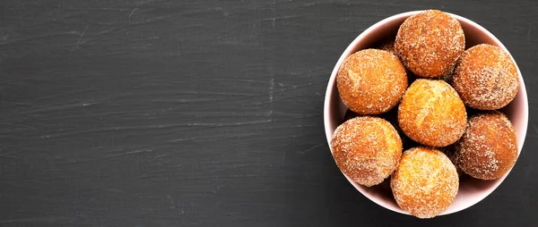 Hemlagade Fried Donut Holes Rosa Skål Svart Yta Ovanifrån Platt — Stockfoto