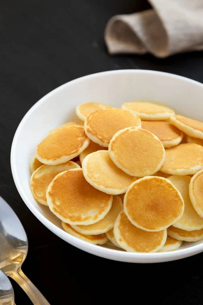 Mini Panqueques Hechos Casa Cereal Tazón Blanco Sobre Fondo Negro — Foto de Stock