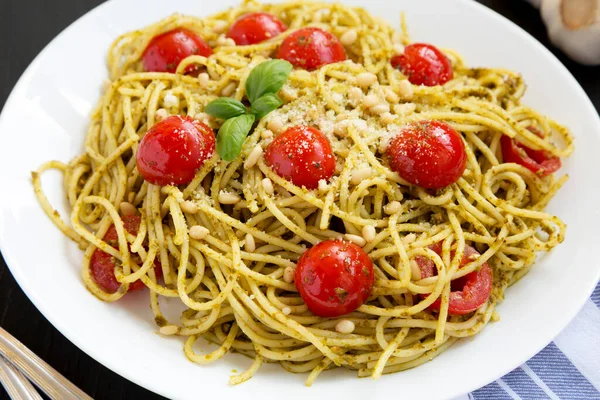 Zelfgemaakte Pesto Pasta Met Tomaten Pijnboompitten Een Zwarte Achtergrond Lage — Stockfoto