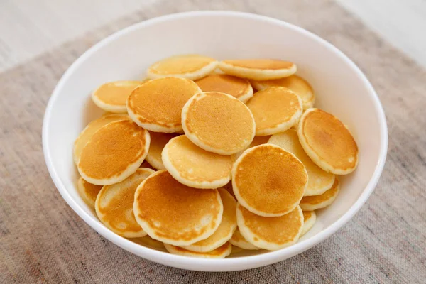 Hausgemachte Mini Pfannkuchen Müsli Einer Weißen Schüssel Auf Einem Weißen — Stockfoto