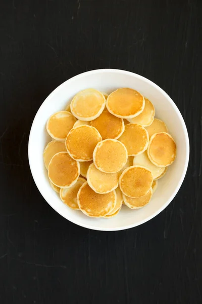 Σπιτικά Mini Pancakes Δημητριακά Λευκό Μπολ Μαύρο Φόντο Πάνω Όψη — Φωτογραφία Αρχείου