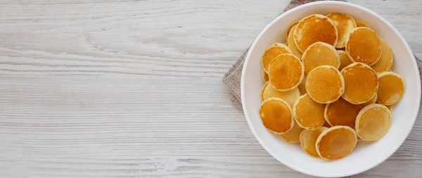 Homemade Mini Pancakes Cereal Білій Чаші Білому Дерев Яному Фоні — стокове фото