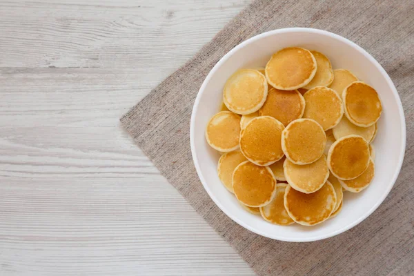 Σπιτικά Mini Pancakes Δημητριακά Λευκό Μπολ Λευκό Ξύλινο Φόντο Πάνω — Φωτογραφία Αρχείου