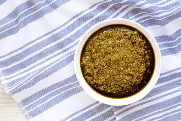 Parmesanlı ev yapımı Basil Pesto ve çam fıstığı. Dümdüz, tepeden, yukarıdan. Boşluğu kopyala.
