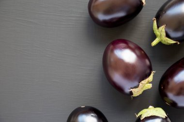 Siyah arka planda çiğ mor patlıcan, üst manzara. Dümdüz, tepeden, yukarıdan. Boşluğu kopyala.