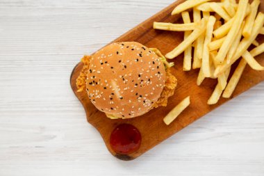 Ev yapımı patates kızartmalı tavuk burgeri ve ekşi tatlı soslu köy panosu, en iyi manzara. Dümdüz, tepeden, yukarıdan. Boşluğu kopyala.