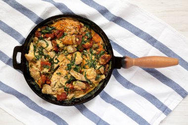 Ev yapımı Kremalı Toskana tavuğu dökme demir tavada, tepeden bakıldığında. Düz yatıyordu, üstten, yukarıdan.. 