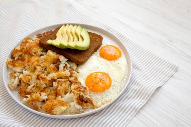 Lezzetli ev yapımı kızarmış et ve yumurta tabakta, düşük açılı. Boşluğu kopyala.