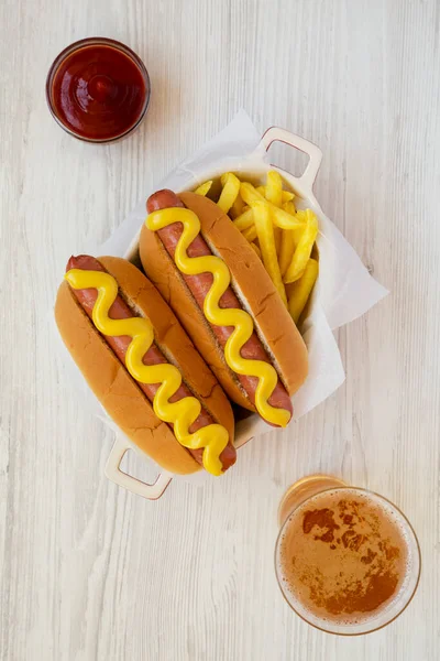Σπιτική Μουστάρδα Hot Dog Γαλλικές Πατάτες Και Ποτήρι Κρύα Μπύρα — Φωτογραφία Αρχείου