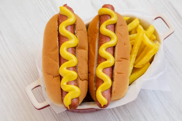 Σπιτική Μουστάρδα Hot Dog Γαλλικές Πατάτες Λευκό Ξύλινο Φόντο Κοντινό — Φωτογραφία Αρχείου