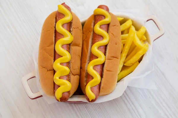 Σπιτική Μουστάρδα Hot Dog Γαλλικές Πατάτες Λευκό Ξύλινο Τραπέζι Θέα — Φωτογραφία Αρχείου