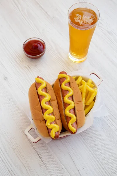 Cachorro Quente Mostarda Caseiro Com Batatas Fritas Fundo Madeira Branco — Fotografia de Stock