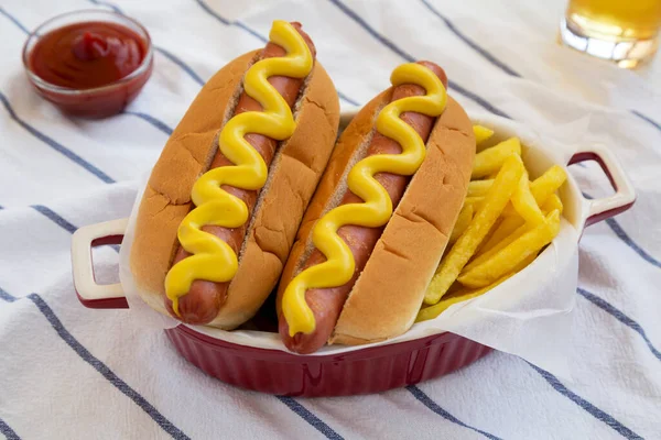 Σπιτική Μουστάρδα Hot Dog Γαλλικές Πατάτες Ύφασμα Πλαϊνή Άποψη — Φωτογραφία Αρχείου