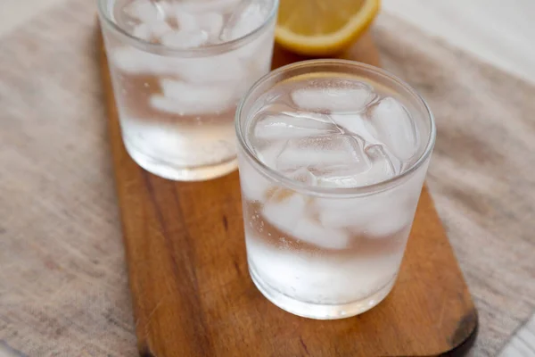 Água Espumante Limão Fresca Com Gelo Uma Tábua Madeira Rústica — Fotografia de Stock