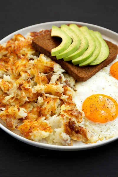 Saboroso Caseiro Frito Hashbrowns Ovos Uma Placa Fundo Preto Visão — Fotografia de Stock