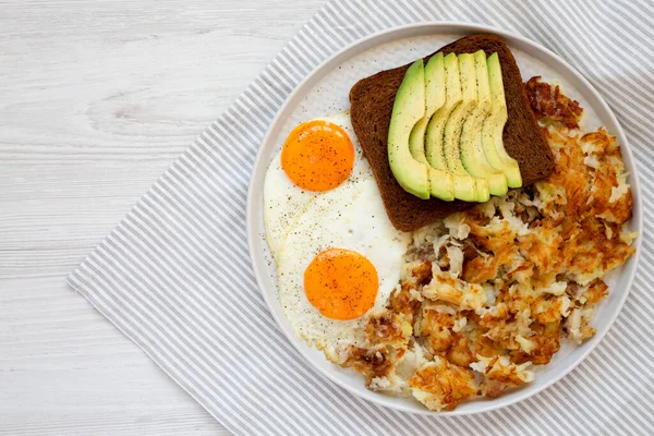 Smaklig Hemlagad Fried Hashbrowns Och Ägg Platta Vit Trä Bakgrund — Stockfoto