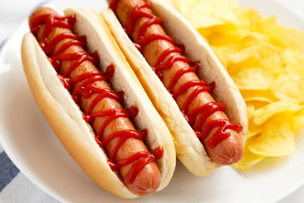 Hot Dog Americano Gustoso Con Patatine Piatto Bianco Vista Basso — Foto Stock