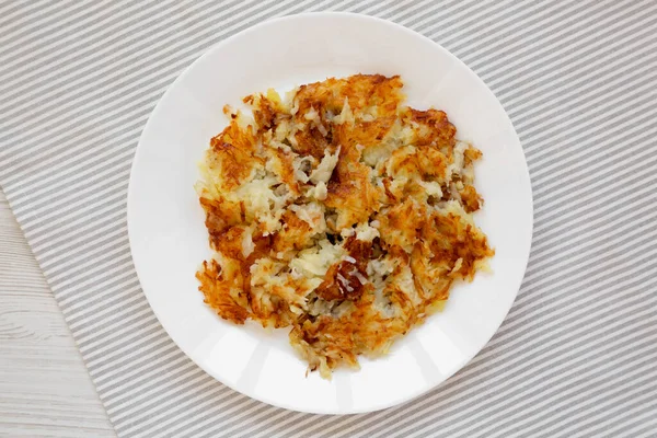 Homemade Fried Hashbrowns White Plate Top View Flat Lay Overhead — Stock Photo, Image