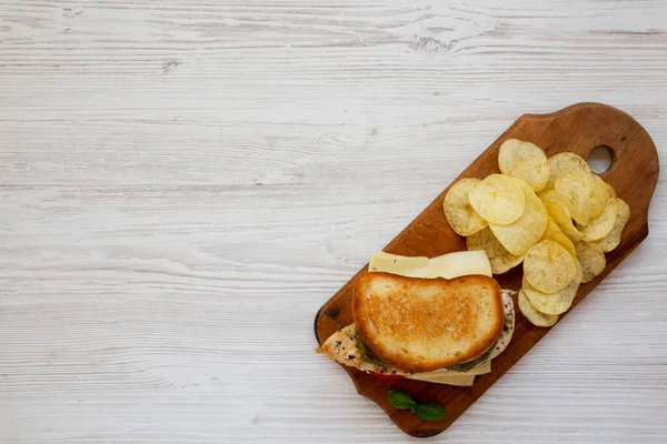 메이드 샌드위치 Pesto Chicken Sandwich 감자칩이 포테이토칩은 나무로 흰색으로 위에서 — 스톡 사진