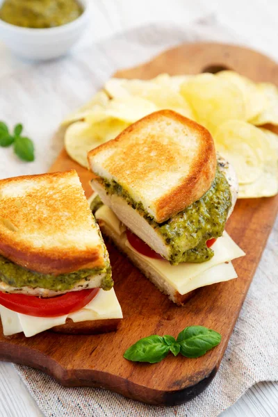 Sanduíche Caseiro Frango Pesto Com Batatas Fritas Uma Tábua Madeira — Fotografia de Stock