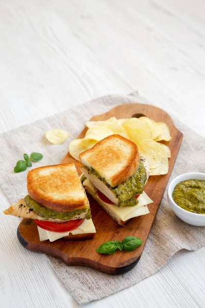 Sanduíche Caseiro Frango Pesto Com Batatas Fritas Uma Tábua Madeira — Fotografia de Stock