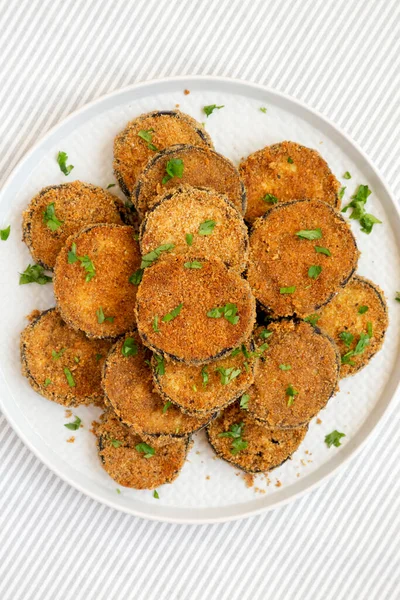 Ev yapımı sarımsaklı parmesanlı fırında patlıcan. Dümdüz, tepeden, yukarıdan.