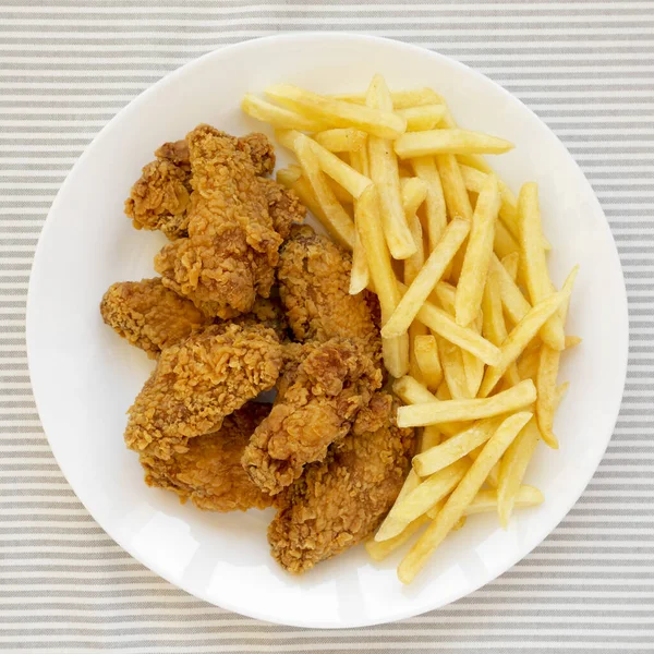 Hemlagad Crispy Chicken Wings Och Pommes Frites Ovanifrån Takbeklädnad Ovanifrån — Stockfoto