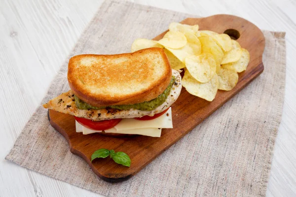 Sanduíche Caseiro Frango Pesto Com Batatas Fritas Uma Tábua Madeira — Fotografia de Stock