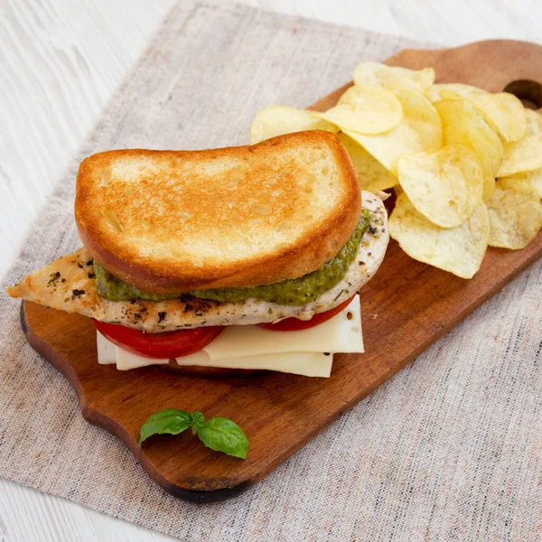 Sanduíche Caseiro Frango Pesto Com Batatas Fritas Uma Tábua Madeira — Fotografia de Stock