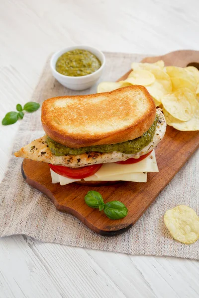 Sanduíche Frango Pesto Caseiro Com Batatas Fritas Uma Tábua Madeira — Fotografia de Stock