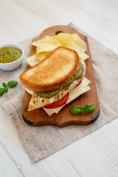 Sanduíche Frango Pesto Caseiro Com Batatas Fritas Uma Tábua Madeira — Fotografia de Stock