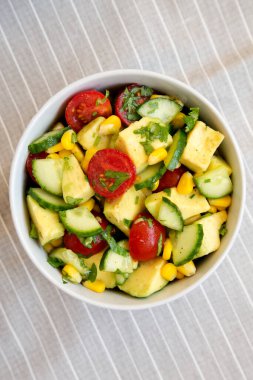 Taze Avokado Domates Salatası, en iyi manzara. Dümdüz, tepeden, yukarıdan. 