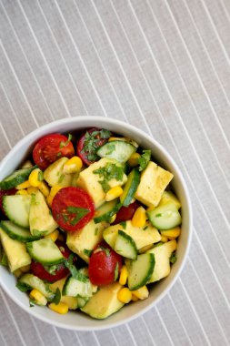 Taze Avokado Domates Salatası, en iyi manzara. Dümdüz, tepeden, yukarıdan. Boşluğu kopyala.