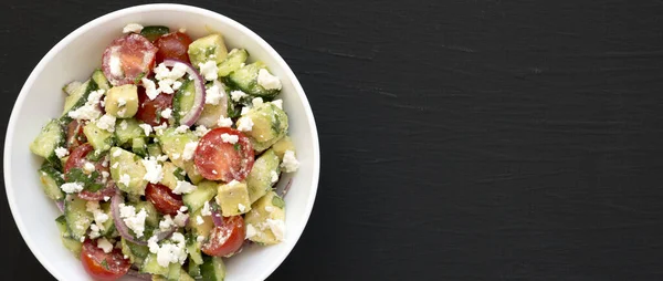 Lezzetli Avokado Domates Salatalık Salatası Siyah Arka Planda Beyaz Bir — Stok fotoğraf