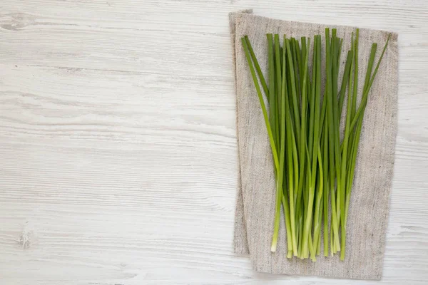 Cebollas Verdes Crudas Una Mesa Madera Blanca Vista Superior Acostado — Foto de Stock