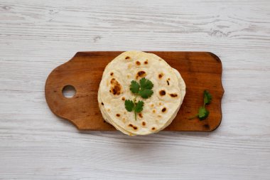 Ev yapımı Roti Chapati tahta üzerinde düz ekmek, üst manzara. Yukarıdan, dümdüz uzanmış.
