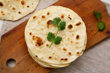 Ev yapımı Roti Chapati tahta üzerinde düz ekmek, üst manzara. Yukarıdan, dümdüz yatıyordu. Yakın plan..